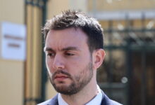 Κωνσταντίνος-Φλώρος:-Ένοχος-για-τον-ξυλοδαρμό-του-Βασίλη-Γραμμένου-–-Τέσσερα-χρόνια-φυλάκιση-με-αναστολή-η-ποινή-του