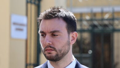 Κωνσταντίνος-Φλώρος:-Ένοχος-για-τον-ξυλοδαρμό-του-Βασίλη-Γραμμένου-–-Τέσσερα-χρόνια-φυλάκιση-με-αναστολή-η-ποινή-του