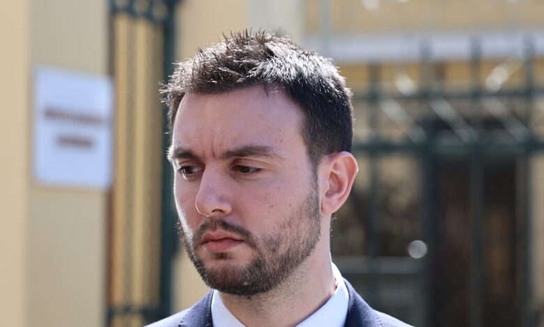 Κωνσταντίνος-Φλώρος:-Ένοχος-για-τον-ξυλοδαρμό-του-Βασίλη-Γραμμένου-–-Τέσσερα-χρόνια-φυλάκιση-με-αναστολή-η-ποινή-του