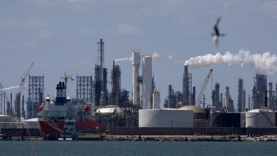 Οι-τιμές-του-πετρελαίου-ισορροπούν-στα-ψηλά-εν-μέσω-αντικρουόμενων-μηνυμάτων-για-την-έκβαση-του-πολέμου-ενώ-κλείνει-το-χάσμα-μεταξύ-brent-και-wti