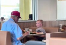 Αγοράκι-κάνει-παρέα-σε-ηλικιωμένο-που-τρώει-μόνος-του-στα-mcdonald’s