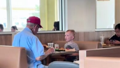 Αγοράκι-κάνει-παρέα-σε-ηλικιωμένο-που-τρώει-μόνος-του-στα-mcdonald’s