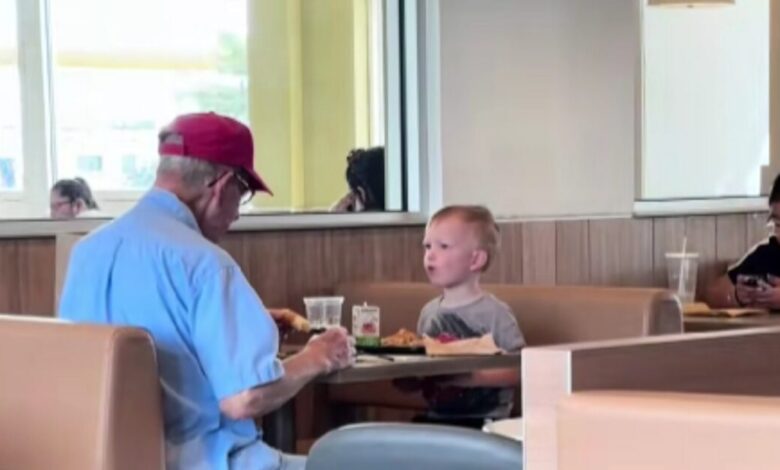 Αγοράκι-κάνει-παρέα-σε-ηλικιωμένο-που-τρώει-μόνος-του-στα-mcdonald’s