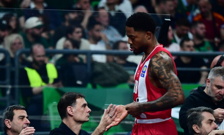 Ο-Ταϊρίκ-Τζόουνς-έδειξε-το-μεσαίο-δάχτυλο-στους-οπαδούς-του-Παναθηναϊκού