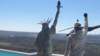 Σάλος-στις-ΗΠΑ:-Ελικόπτερα-apache-πέταξαν-πάνω-από-την-πισίνα-του-kid-rock-–-Τα-χαιρετά-στρατιωτικά-σε-βίντεο