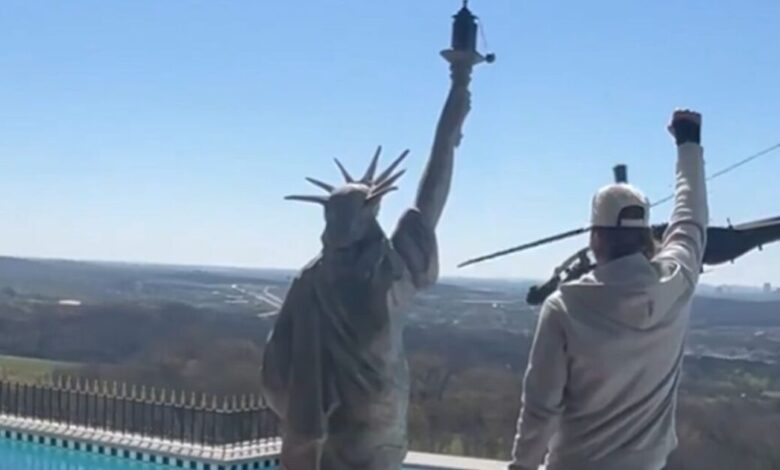 Σάλος-στις-ΗΠΑ:-Ελικόπτερα-apache-πέταξαν-πάνω-από-την-πισίνα-του-kid-rock-–-Τα-χαιρετά-στρατιωτικά-σε-βίντεο