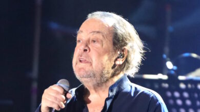 Ο-Γιάννης-Πάριος-τραγουδάει-το-«Καμιά-Φορά»-για-την-Μαρινέλλα-και-γνωρίζει-την-αποθέωση-επί-σκηνής