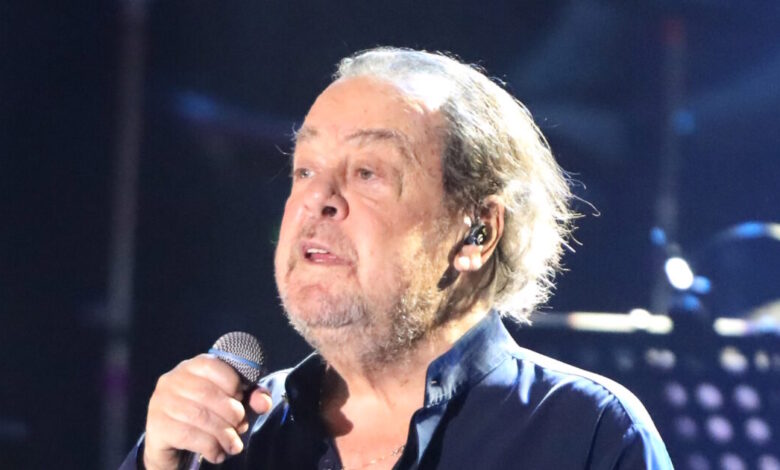 Ο-Γιάννης-Πάριος-τραγουδάει-το-«Καμιά-Φορά»-για-την-Μαρινέλλα-και-γνωρίζει-την-αποθέωση-επί-σκηνής