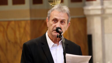 Ο-Γιώργος-Νταλάρας-στον-επικήδειό-του-για-τη-Μαρινέλλα:-«Προχθές-πέθανε-η-δεύτερη-μάνα-μου»