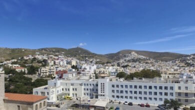 Σύρος:-Άνδρας-κυνηγούσε-με-μαχαίρι-γυναίκα-ασθενή-μέσα-στα-επείγοντα-του-νοσοκομείου