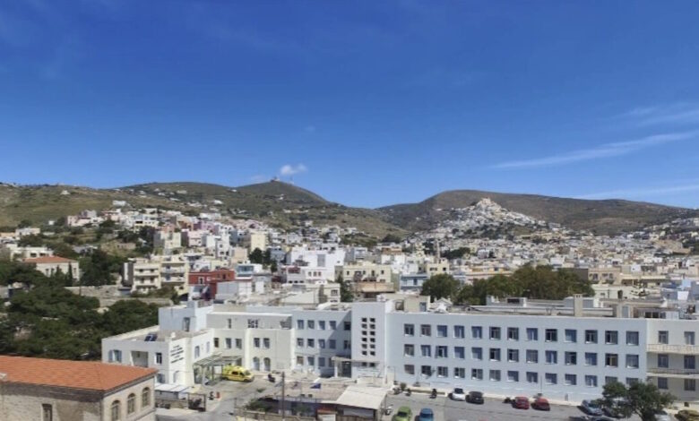 Σύρος:-Άνδρας-κυνηγούσε-με-μαχαίρι-γυναίκα-ασθενή-μέσα-στα-επείγοντα-του-νοσοκομείου