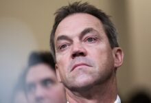 Σάλος-με-τον-σύζυγο-της-Κρίστι-Νοέμ:-Δημοσιεύτηκαν-φωτογραφίες-του-με-γυναικεία-ρούχα-και-ψεύτικο-στήθος