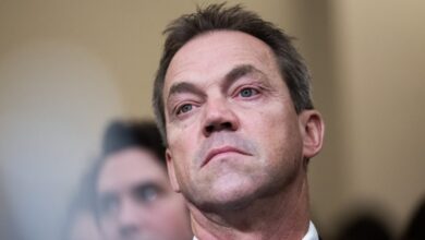 Σάλος-με-τον-σύζυγο-της-Κρίστι-Νοέμ:-Δημοσιεύτηκαν-φωτογραφίες-του-με-γυναικεία-ρούχα-και-ψεύτικο-στήθος