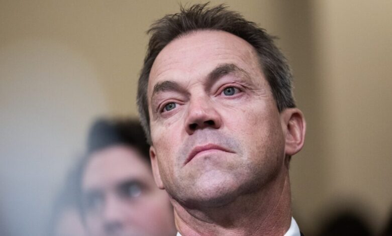 Σάλος-με-τον-σύζυγο-της-Κρίστι-Νοέμ:-Δημοσιεύτηκαν-φωτογραφίες-του-με-γυναικεία-ρούχα-και-ψεύτικο-στήθος