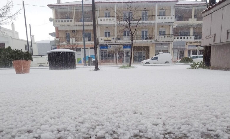 Κακοκαιρία-erminio:-Ο-Πολύγυρος-Χαλκιδικής-ντύθηκε-στα-λευκά-από-χοντρό-χαλάζι