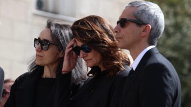 Μαρινέλλα:-Σε-οικογενειακό-κύκλο-το-ύστατο-χαίρε-στο-νεκροταφείο-Κηφισιάς-–-Μουσικοί-έπαιζαν-αξέχαστα-τραγούδια-της