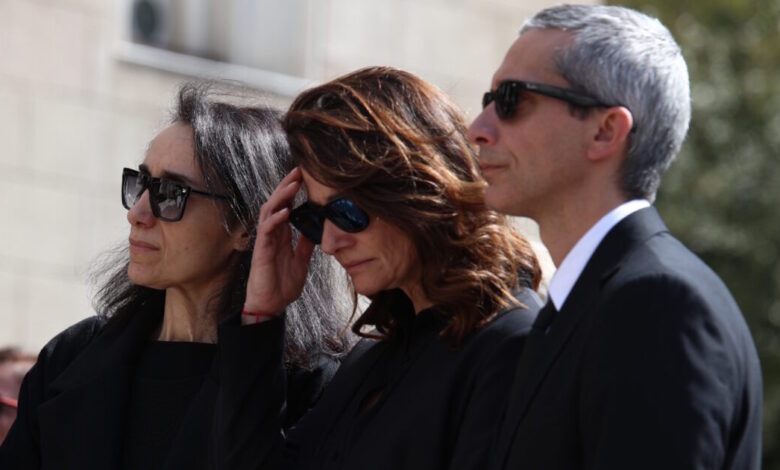 Μαρινέλλα:-Σε-οικογενειακό-κύκλο-το-ύστατο-χαίρε-στο-νεκροταφείο-Κηφισιάς-–-Μουσικοί-έπαιζαν-αξέχαστα-τραγούδια-της