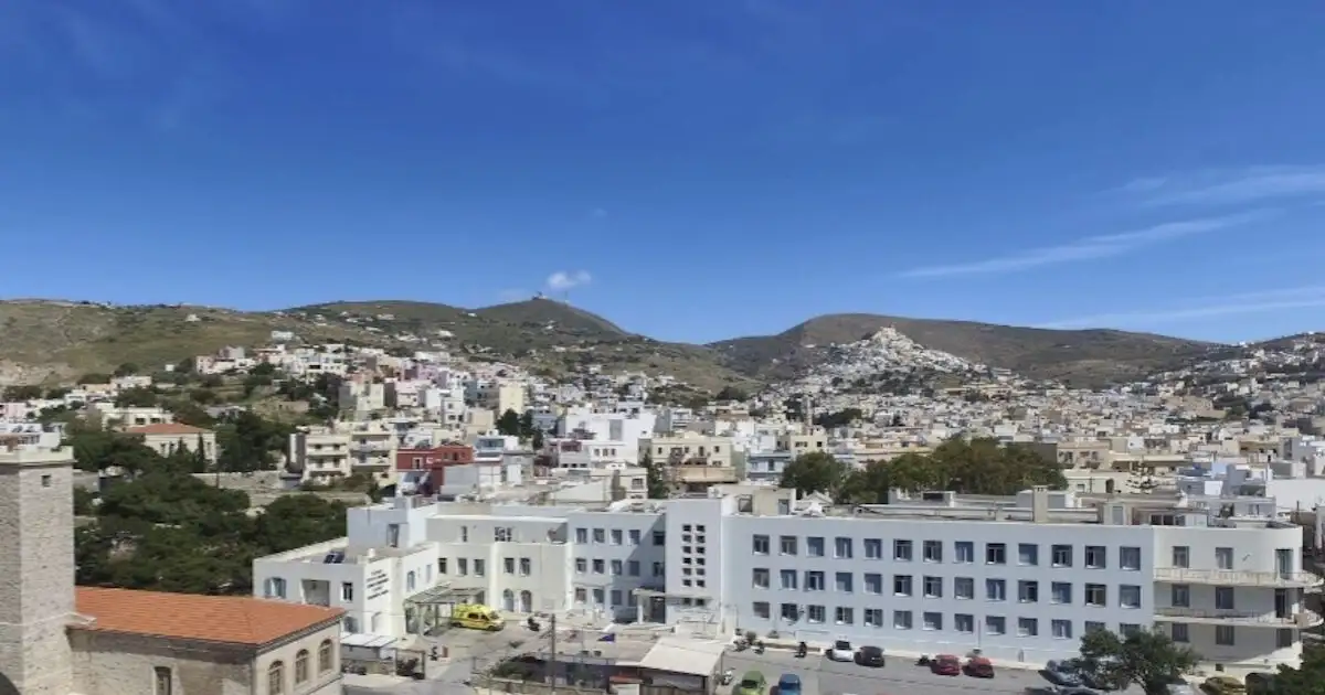 Σύρος:-Άνδρας-κυνηγούσε-με-μαχαίρι-γυναίκα-ασθενή-μέσα-στα-επείγοντα-του-νοσοκομείου