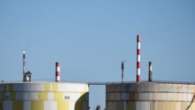 Συγκρατημένη-άνοδος-στο-πετρέλαιο-ενώ-τα-καύσιμα-«καλπάζουν»-–-Θα-έρθει-ώρα-που-η-αγορά-δεν-θα-αντιδρά-στα-tweet-του-Τραμπ,-λένε-αναλυτές