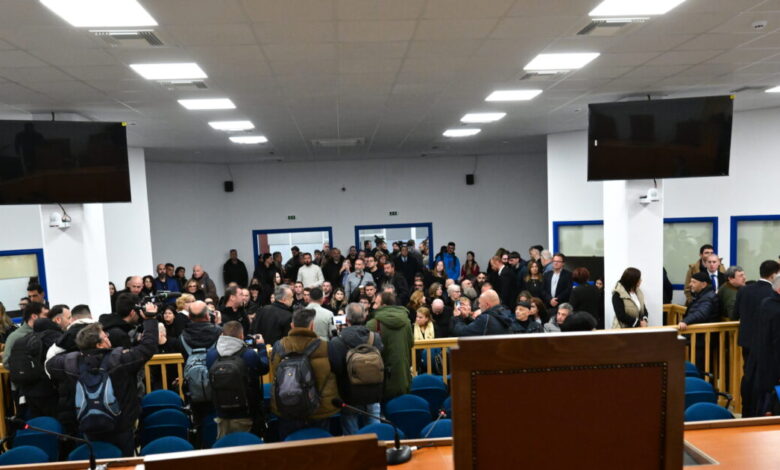 Δίκη-για-τα-Τέμπη:-Τα-αυστηρά-μέτρα-και-το-στοίχημα-της-«ανακαινισμένης»-αίθουσας-για-να-αποφευχθεί-νέο-χάος