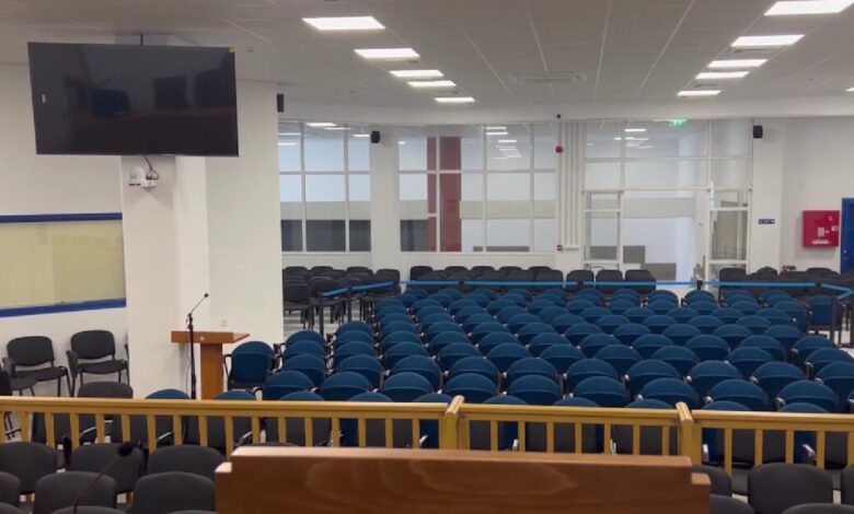 Δίκη-για-τα-Τέμπη:-Βίντεο-από-τις-αλλαγές-στην-αίθουσα-–-Ετικέτες-στις-θέσεις,-αυστηρές-συστάσεις-και-αυξημένα-μέτρα