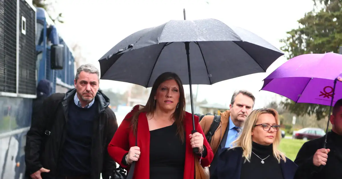 Η-Ζωή-Κωνσταντοπούλου-στη-δίκη-των-Τεμπών:-«Αυτοί-που-σκότωσαν-τα-παιδιά,-θα-έπρεπε-να-είναι-με-σκυμμένο-το-κεφάλι»