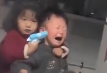 Κίνα:-Κοριτσάκι-«κρατάει-όμηρο»-τον-αδελφό-της-με-πλαστικό-όπλο-για-λίγες-καραμέλες