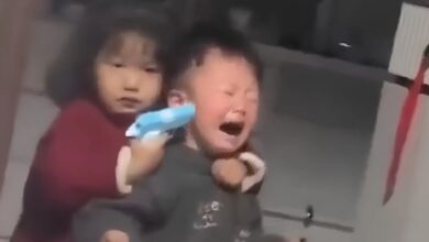 Κίνα:-Κοριτσάκι-«κρατάει-όμηρο»-τον-αδελφό-της-με-πλαστικό-όπλο-για-λίγες-καραμέλες