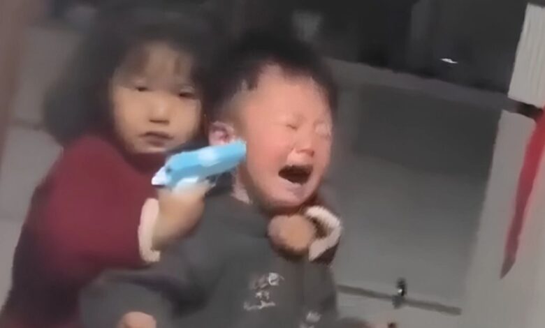 Κίνα:-Κοριτσάκι-«κρατάει-όμηρο»-τον-αδελφό-της-με-πλαστικό-όπλο-για-λίγες-καραμέλες