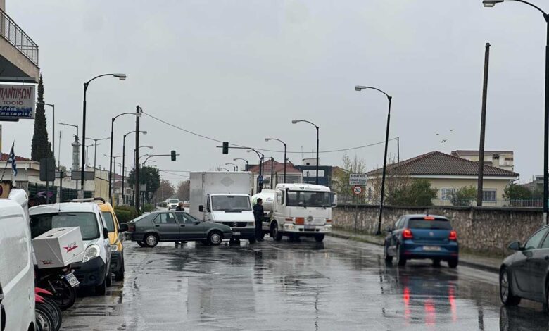 Τρίκαλα:-Τροχαίο-στην-οδό-Λαρίσης-μέσα-στη-βροχή