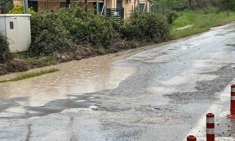 Τρίκαλα:-Νερά-και-λακκούβες-στον-Περιφερειακό