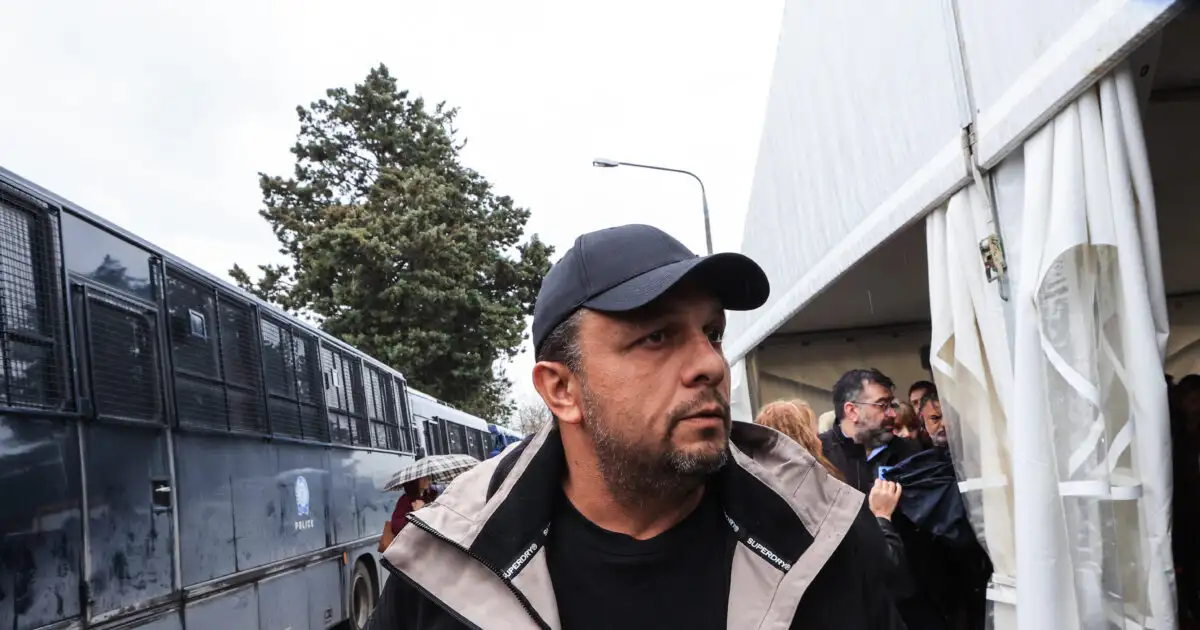 Δίκη-για-τα-Τέμπη:-Ο-Πάνος-Ρούτσι-μεταφέρθηκε-στο-νοσοκομείο-μετά-από-αδιαθεσία-–-«Αστυνομικοί-με-έσπρωξαν-βίαια»