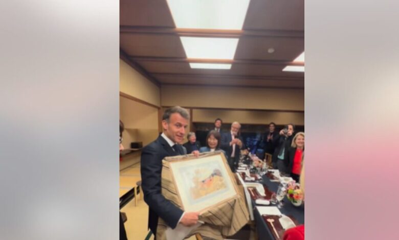 Μακρόν:-Το-συμβολικό-δώρο-από-τον-διάσημο-Ιάπωνα-animator-Χαγιάο-Μιγιαζάκι-που-μιλά-για-την-ελευθερία