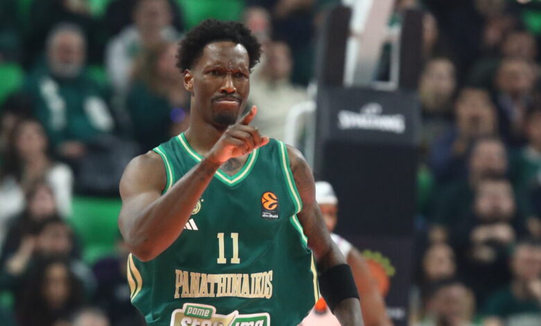 Ο-Νάιτζελ-Χέιζ-Ντέιβις προπονήθηκε-ατομικά-στο-γήπεδο-της-Χάποελ-Τελ-Αβίβ-μετά-την-άφιξη-του-Παναθηναϊκού-στη-Σόφια