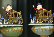 Βέλγιο:-Πύραυλοι,-άμαξες-και-αερόστατα,-όλα-από-σοκολάτα-σε-έκθεση-πασχαλινών-αυγών