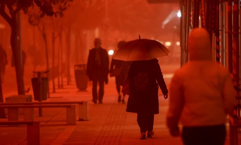 Σαρώνει-η-κακοκαιρία-erminio:-Δύο-περιοχές-σε-κόκκινο-συναγερμό,-μέχρι-πότε-θα-διαρκέσει-η-σκόνη