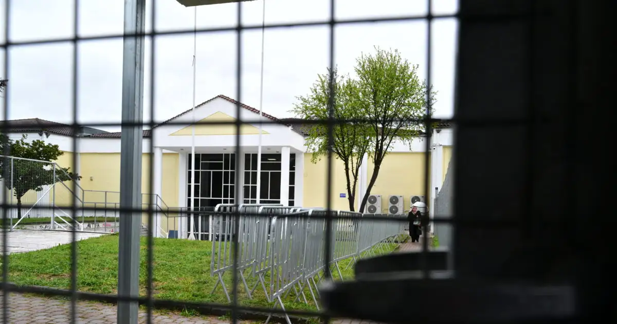 Δίκη-για-Τέμπη:-Τη-Μ.-Δευτέρα-νομιμοποιούνται-οι-επιζώντες-–-Μόλις-6-από-τους-36-κατηγορούμενους-στο-εδώλιο,-«λύγισαν»-οι-συγγενείς-των-θυμάτων