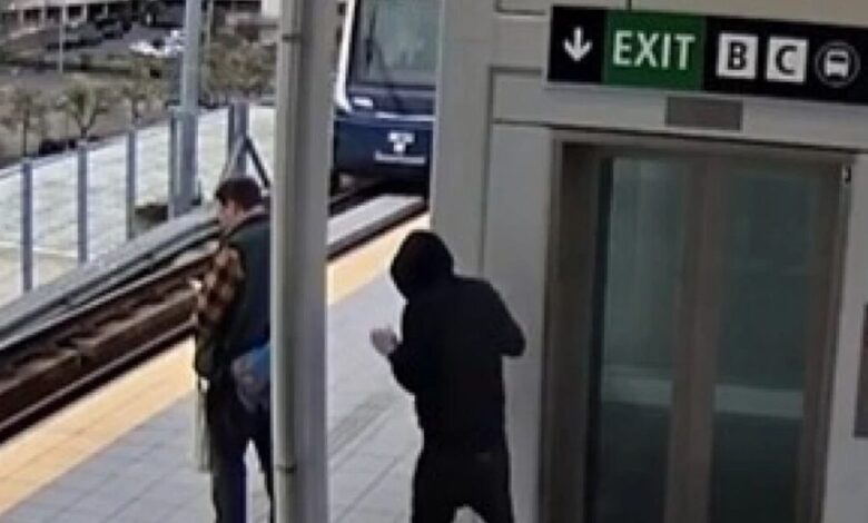 Σιάτλ:-Άνδρας-πλησιάζει-ανυποψίαστο-επιβάτη-για-να-τον-ρίξει-σε-διερχόμενο-τρένο