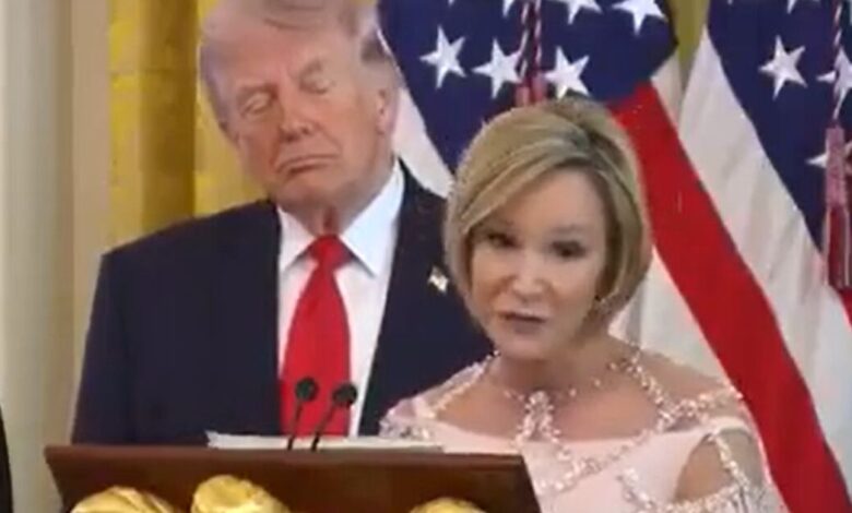 Σάλος-στις-ΗΠΑ:-h-επικεφαλής-του-θρησκευτικού-γραφείου-του-Λευκού-Οίκου-συνέκρινε-τον-Τραμπ-με-τον-Χριστό-–-«Αναστηθήκατε-όπως-αυτός»