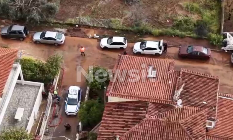 Νέα-Μάκρη:-to-drone-του-newsit.gr-στο-σημείο-όπου-παρασύρθηκε-από-ρέμα-ο-54χρονος-–-Λάσπες,-κλειστοί-δρόμοι-και-απελπισία