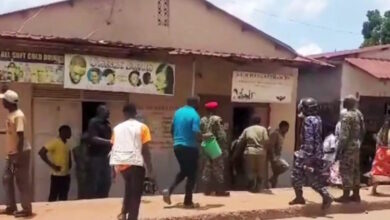 Φρίκη-στην-Ουγκάντα:-Άνδρας-σκότωσε-4-παιδιά-με-μαχαίρι-μέσα-σε-παιδικό-σταθμό