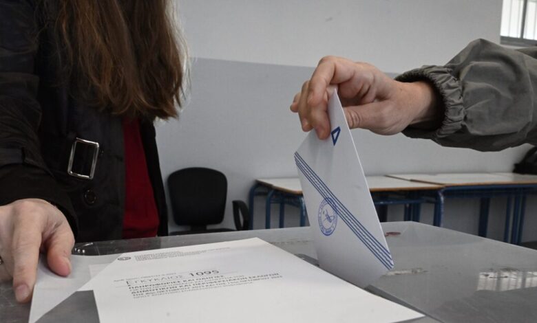 Δημοσκόπηση-pulse:-Στις-16,5%-η-διαφορά-ΝΔ-και-ΠΑΣΟΚ-–-Χαμηλές-πτήσεις-για-τα-κόμματα-Καρυστιανού,-Τσίπρα-και-Σαμαρά