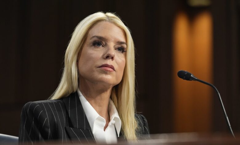 Εκτός-κυβέρνησης-Τραμπ,-η-υπουργός-Δικαιοσύνης-Παμ-Μπόντι