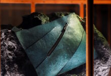 Σε-δημοπρασία-τσάντα-από-καλλιεργημένο-δέρμα-τυραννόσαυρου-ρεξ