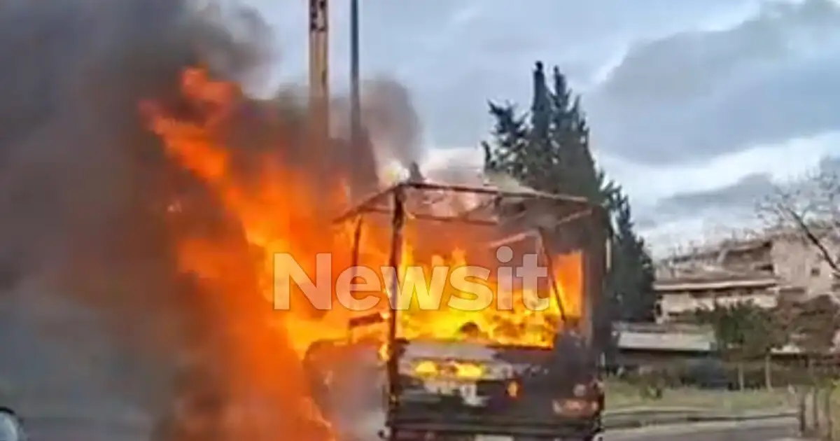 Φωτιά-σε-φορτηγάκι-στην-άνοδο-του-Κηφισού,-στο-ύψος-της-Νέας-Χαλκηδόνας-–-Ουρές-χιλιομέτρων