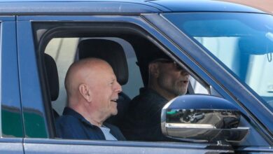 Ο-Μπρους-Γουίλις-χαμογελαστός-σε-σπάνια-δημόσια-εμφάνιση-στο-Λος-Άντζελες