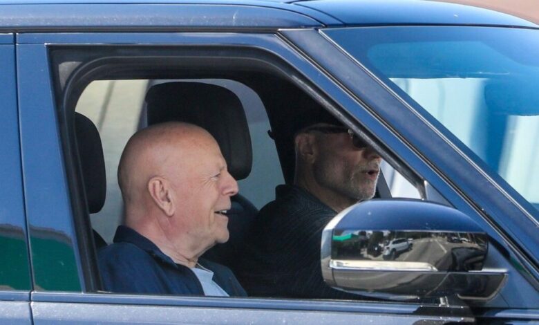 Ο-Μπρους-Γουίλις-χαμογελαστός-σε-σπάνια-δημόσια-εμφάνιση-στο-Λος-Άντζελες