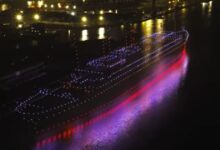 Βίντεο-με-εντυπωσιακή-αναπαράσταση-του-Τιτανικού-με-950-drones-στο-λιμάνι-του-Μπέλφαστ