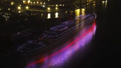 Βίντεο-με-εντυπωσιακή-αναπαράσταση-του-Τιτανικού-με-950-drones-στο-λιμάνι-του-Μπέλφαστ