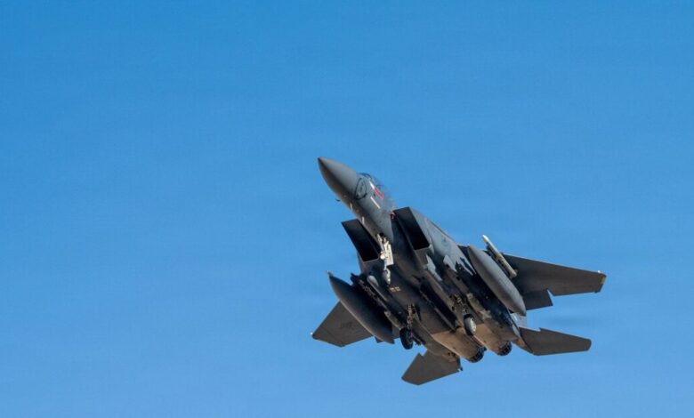 Οι-ΗΠΑ-επιβεβαιώνουν-ότι-μαχητικό-f-15-καταρρίφθηκε-στο-Ιράν,-θρίλερ-με-το-πλήρωμα-–-Η-Τεχεράνη-προσφέρει-αμοιβή-για-τον-εντοπισμό-τους-–-Ο-Τραμπ-λέει-πως-είναι-κοντά-στο-άνοιγμα-των-Στενών-του-Ορμούζ